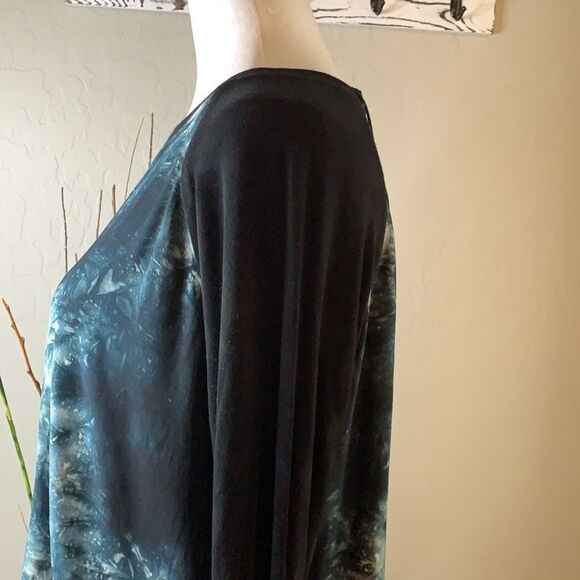𝅺red Haute Blue and black paint splatter blouse long sleeves with split hemline - Picture 5 of 11